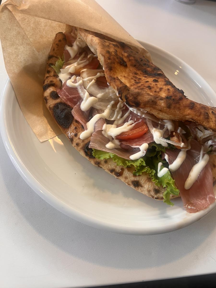 皿にのせた、生ハムのピタバーガー