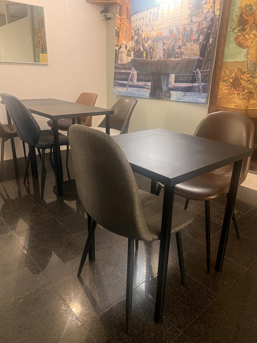ピタピザの店内の客席
